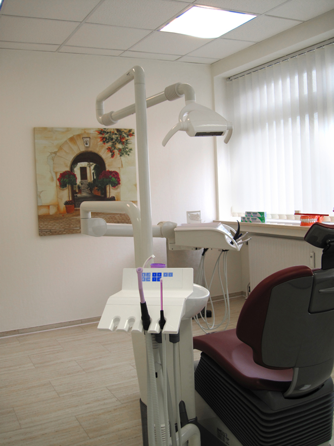 Behandlungszimmer mit Leinwandbild an der Wand.