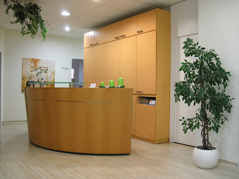 Eingangsbereich mit Holztheke der Zahnarztpraxis Eike Ziegler.