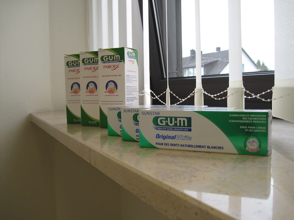 Detailfoto von zahnmedizinischen Produkten auf der Fensterbank im Behandlungszimmer.