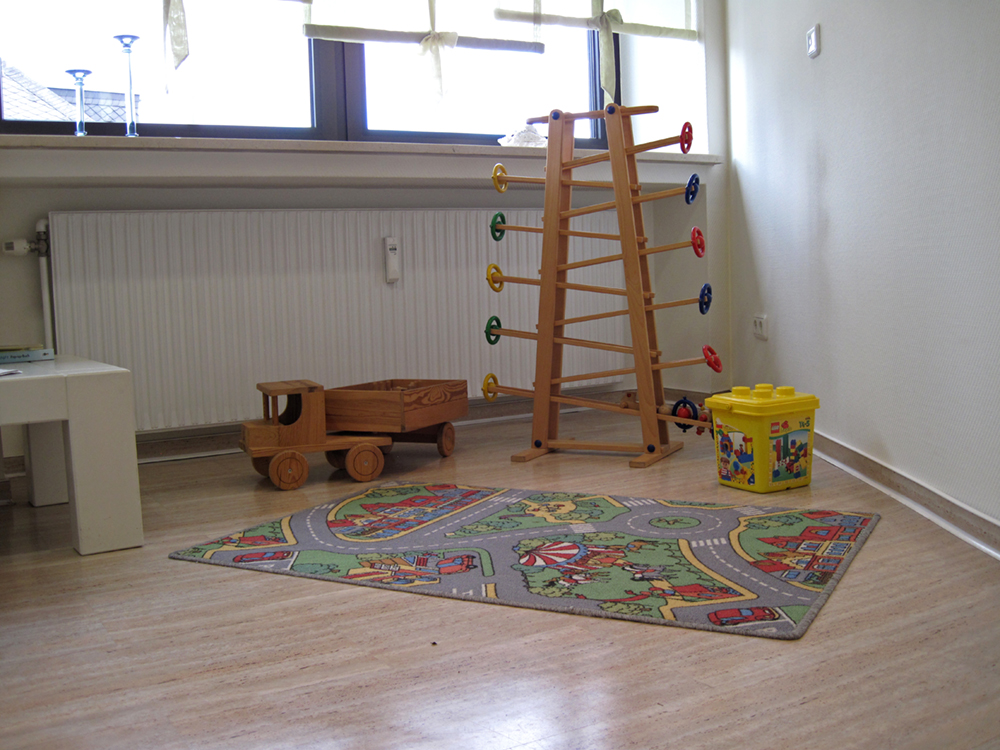 Ausschnitt des Wartezimmers der Zahnarztpraxis Eike Ziegler mit Fokus auf der Kinderspielecke.