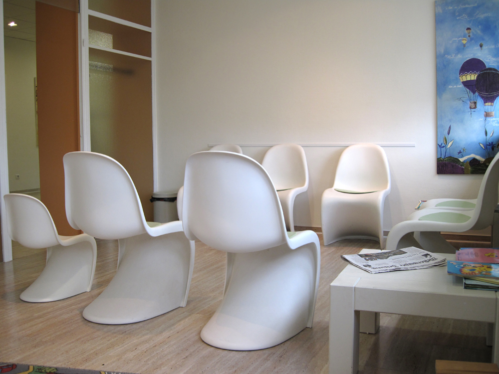 Ausschnitt des Wartezimmers der Zahnarztpraxis Eike Ziegler mit Fokus auf Stühlen.