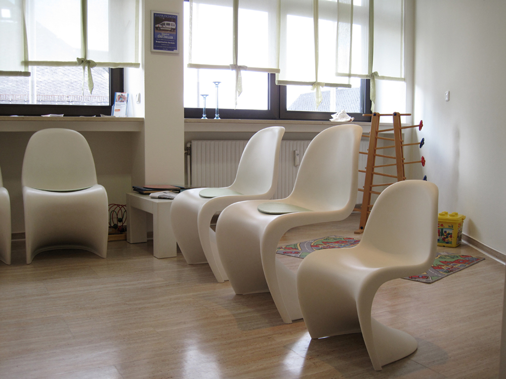 Ausschnitt des Wartezimmers der Zahnarztpraxis Eike Ziegler mit Fokus auf Stühlen.